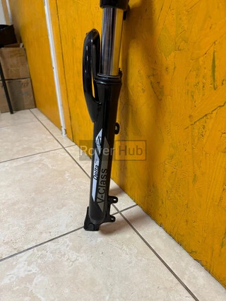 Вилка 26" V-Class Delta Plus, 1.1/8" пружин., стальн. штани, алюм. корона 125мм, направляючі 28,6мм, шток 255мм, хід 60мм, Disc