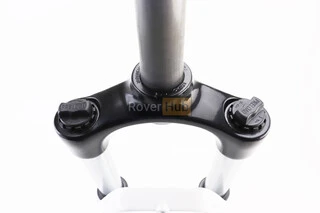 Вилка 27,5" амортизационная, без резьбы 1-1/8" (28,6мм), шток 255мм, с ходом 80мм, Disk-brake, Preload, алюминиевая, белая XCE 28